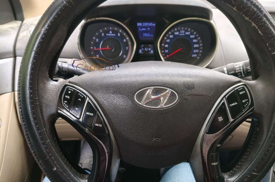Elantra MD Hyundai أسود