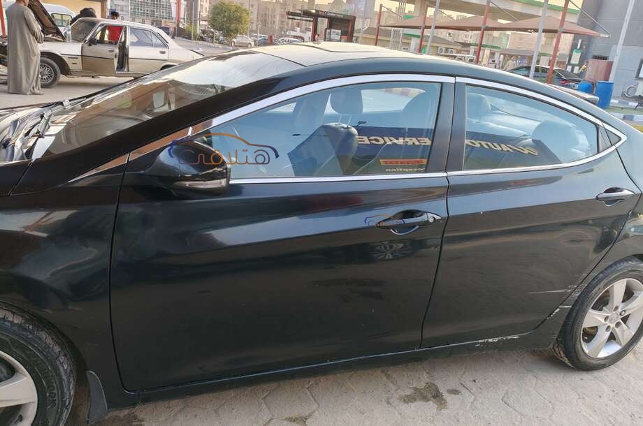 Elantra MD Hyundai أسود