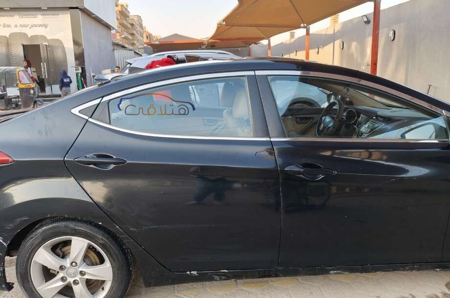 Elantra MD Hyundai أسود