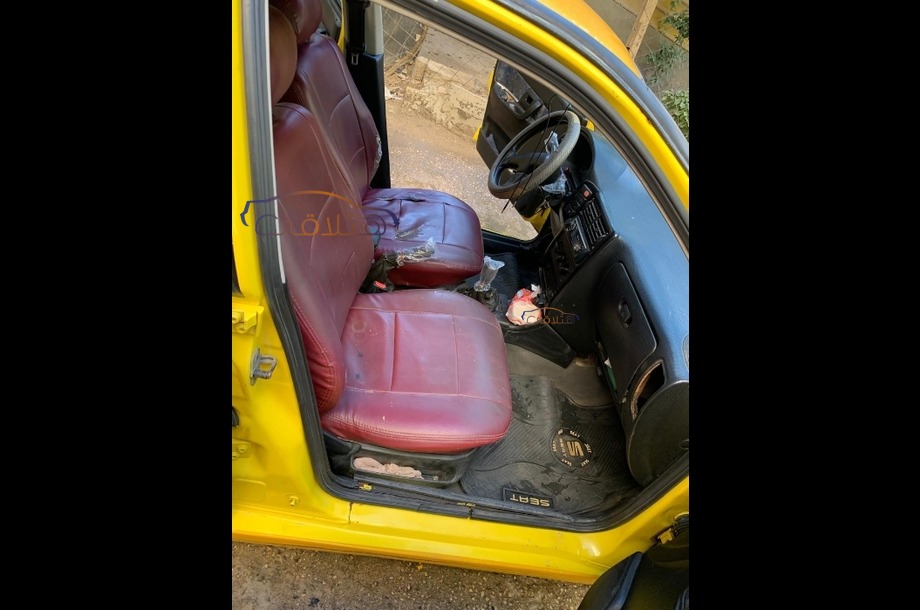 Ibiza Seat ذهبي