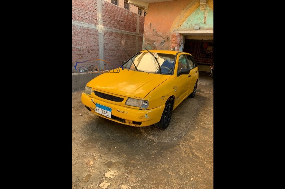 Ibiza Seat ذهبي