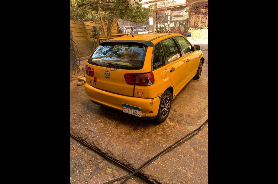 Ibiza Seat ذهبي