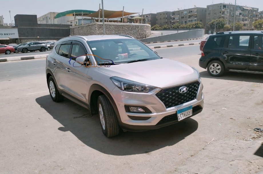 Tucson Hyundai فضي