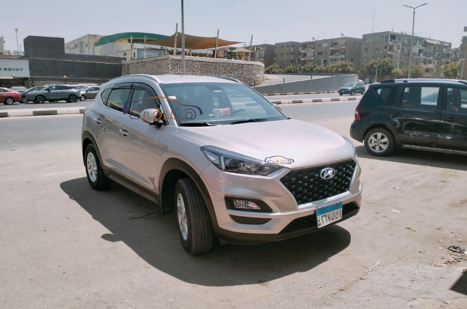 Tucson Hyundai فضي