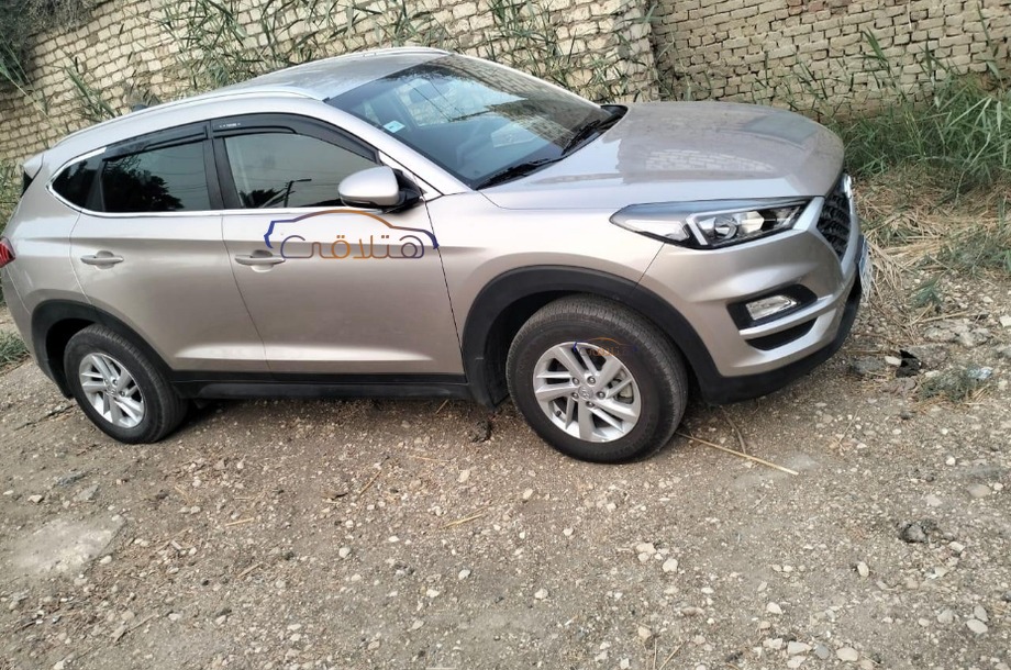 Tucson Hyundai فضي