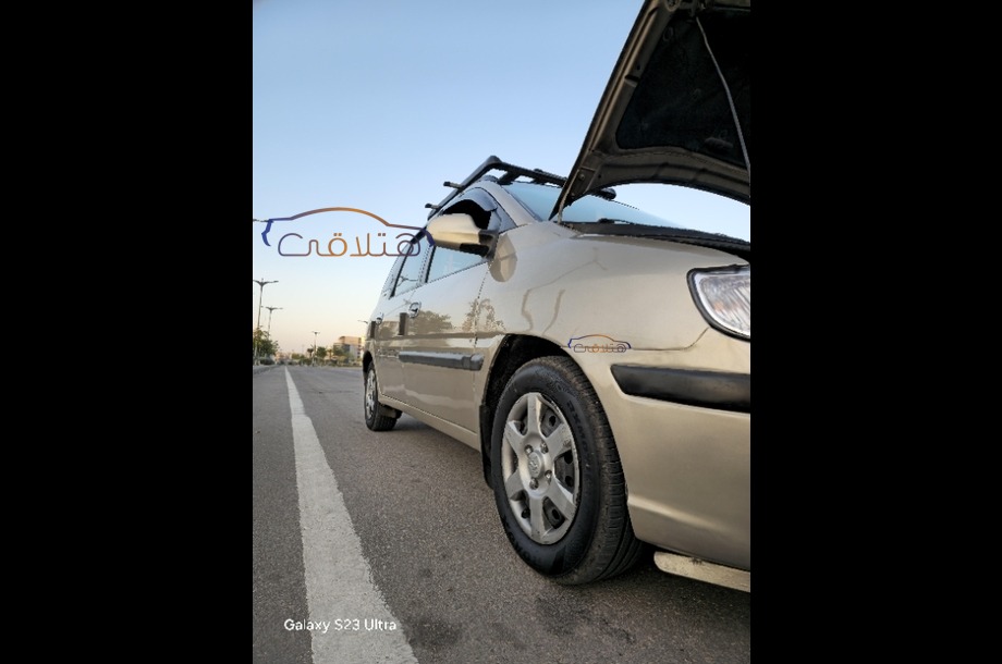 Matrix Hyundai ذهبي