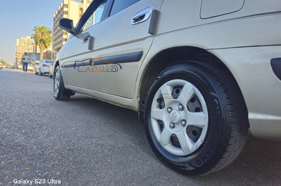 Matrix Hyundai ذهبي