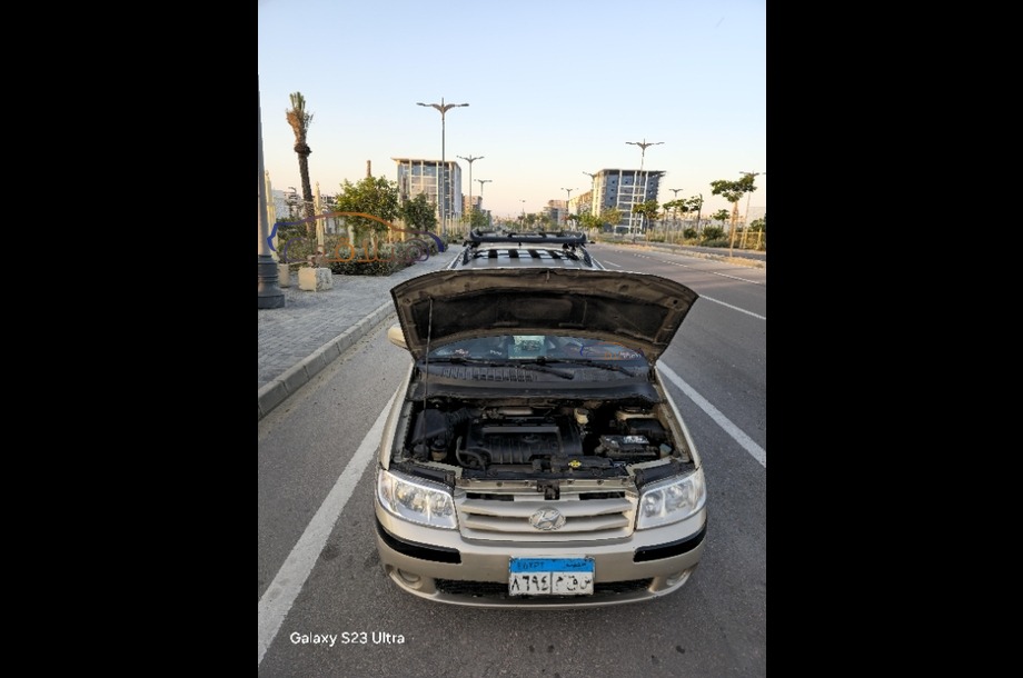 Matrix Hyundai ذهبي