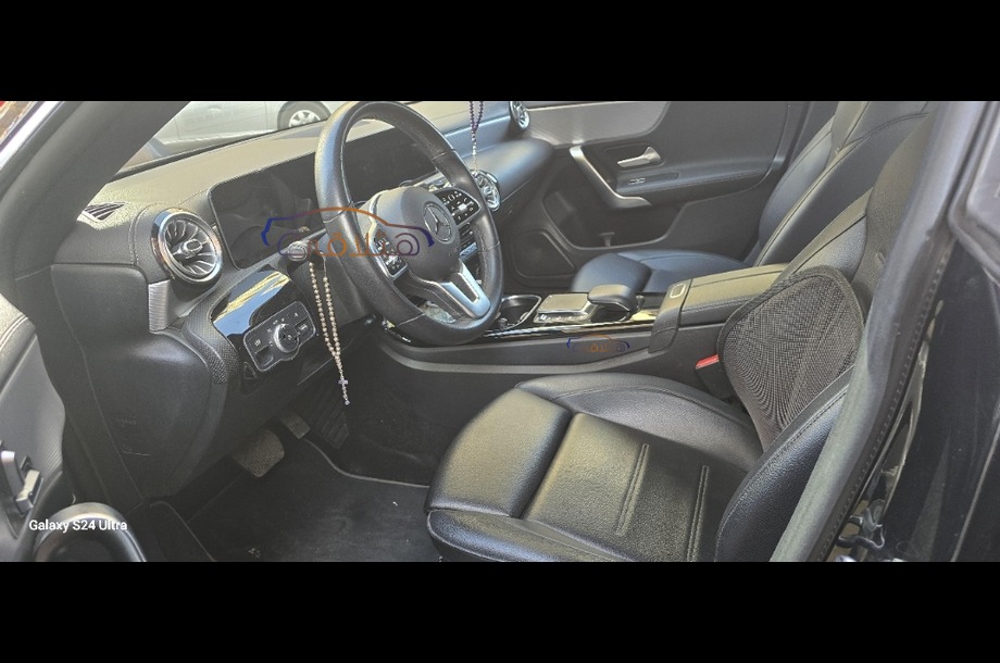 CLA 200 Mercedes أسود