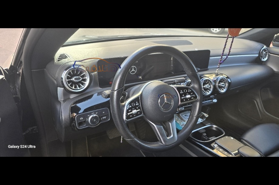 CLA 200 Mercedes أسود