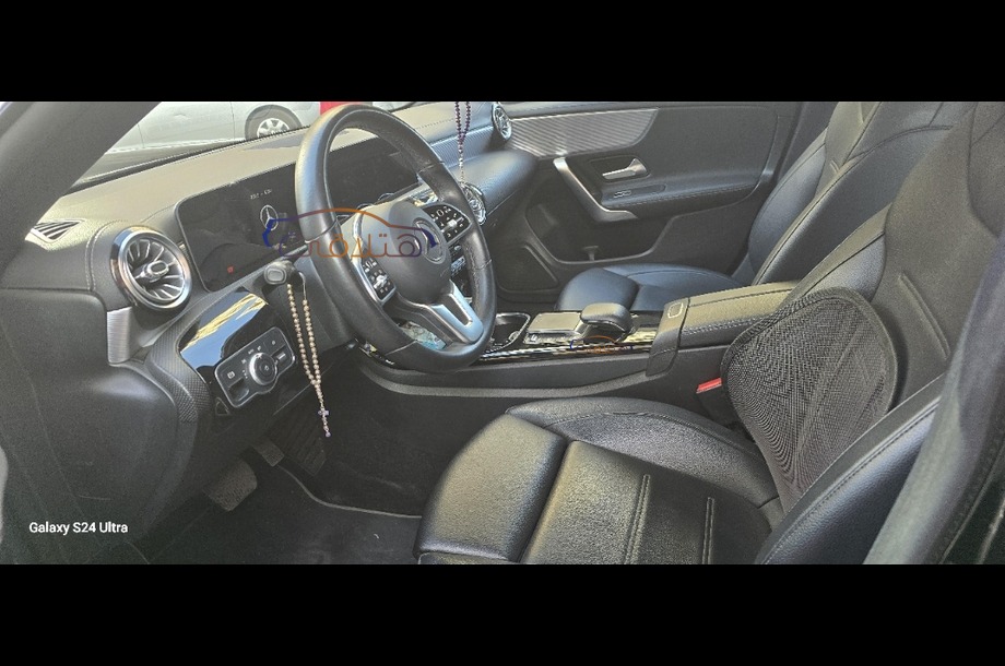 CLA 200 Mercedes أسود