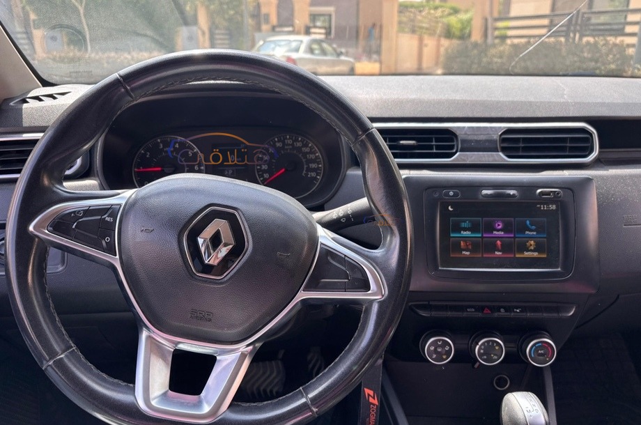 Duster Renault الأزرق الداكن