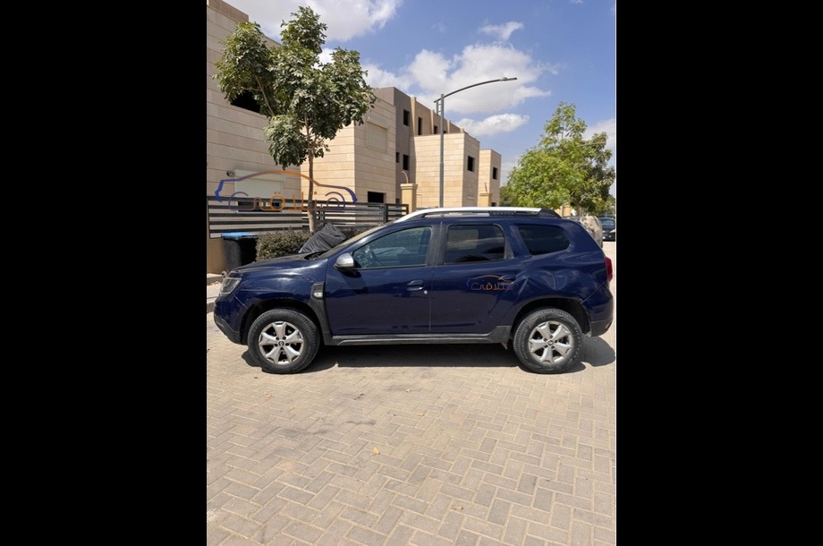 Duster Renault الأزرق الداكن
