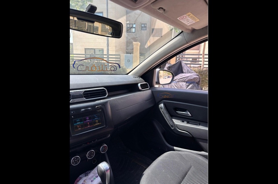 Duster Renault الأزرق الداكن