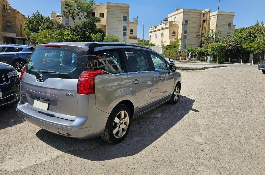 5008 Peugeot فضي