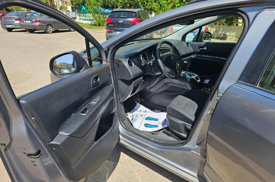 5008 Peugeot فضي