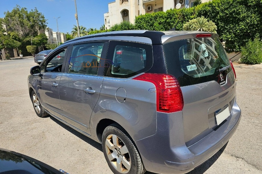 5008 Peugeot فضي