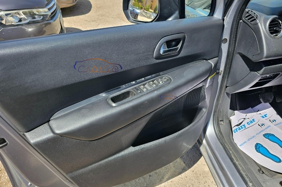5008 Peugeot فضي