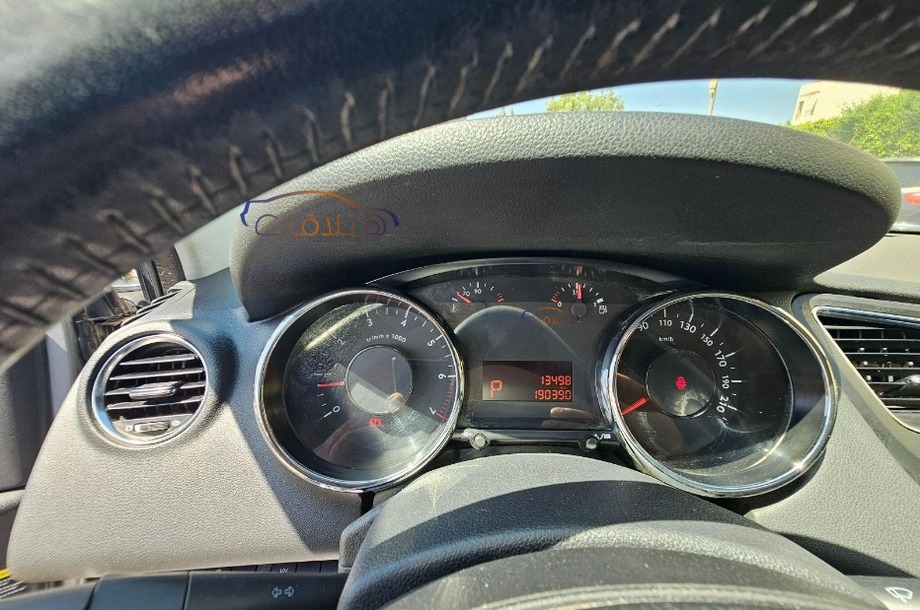 5008 Peugeot فضي