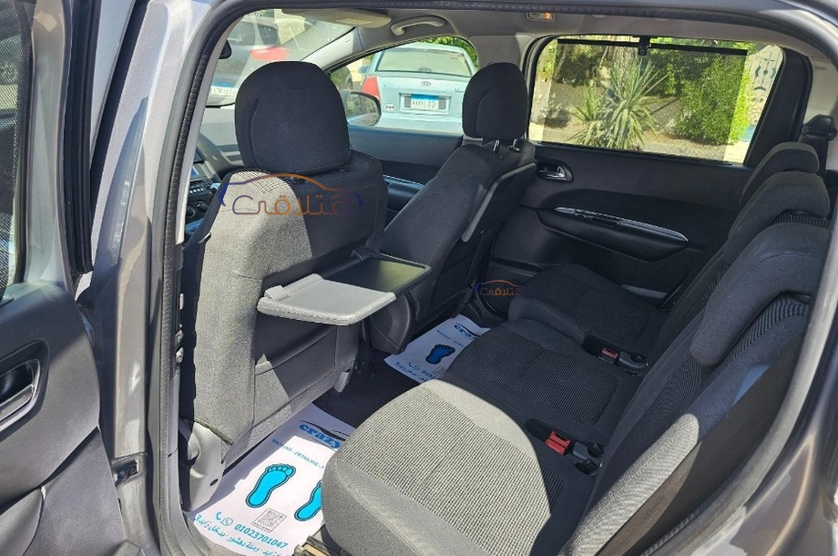 5008 Peugeot فضي