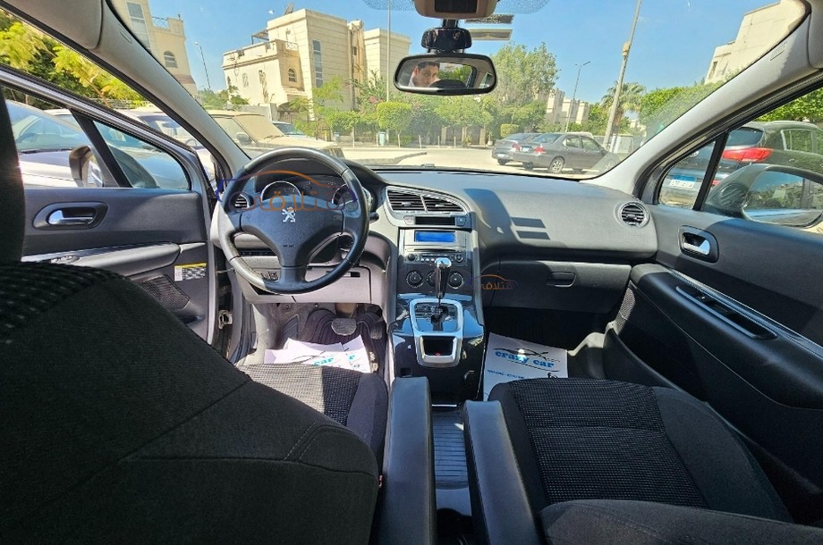 5008 Peugeot فضي