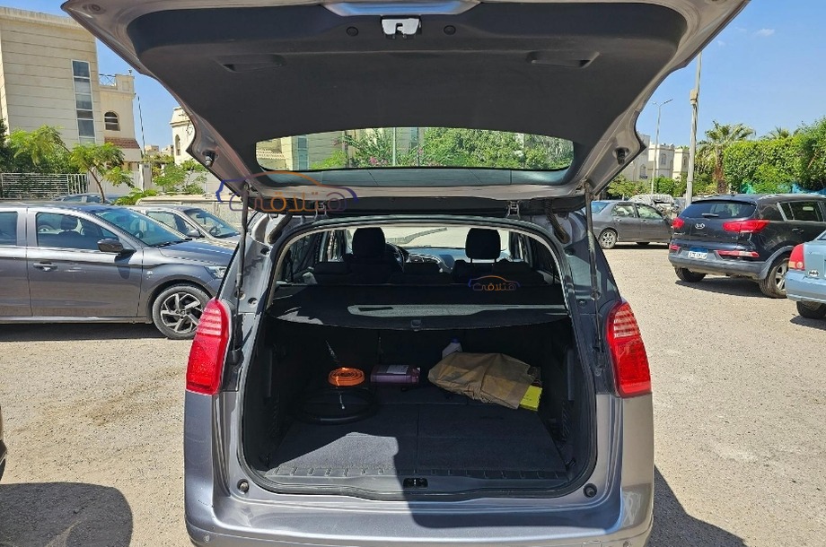 5008 Peugeot فضي