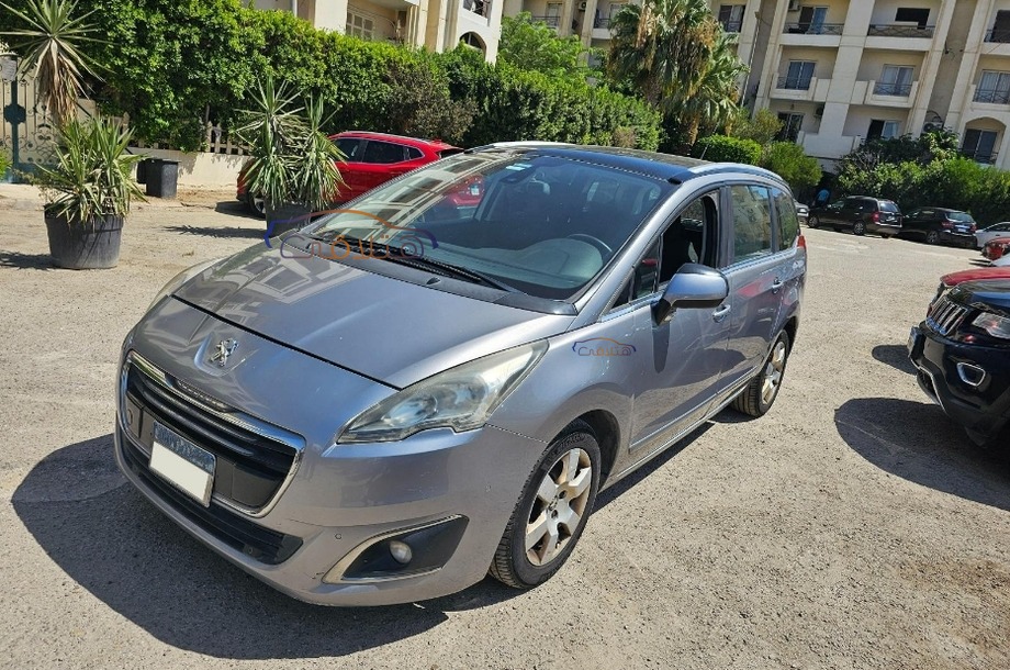 5008 Peugeot فضي