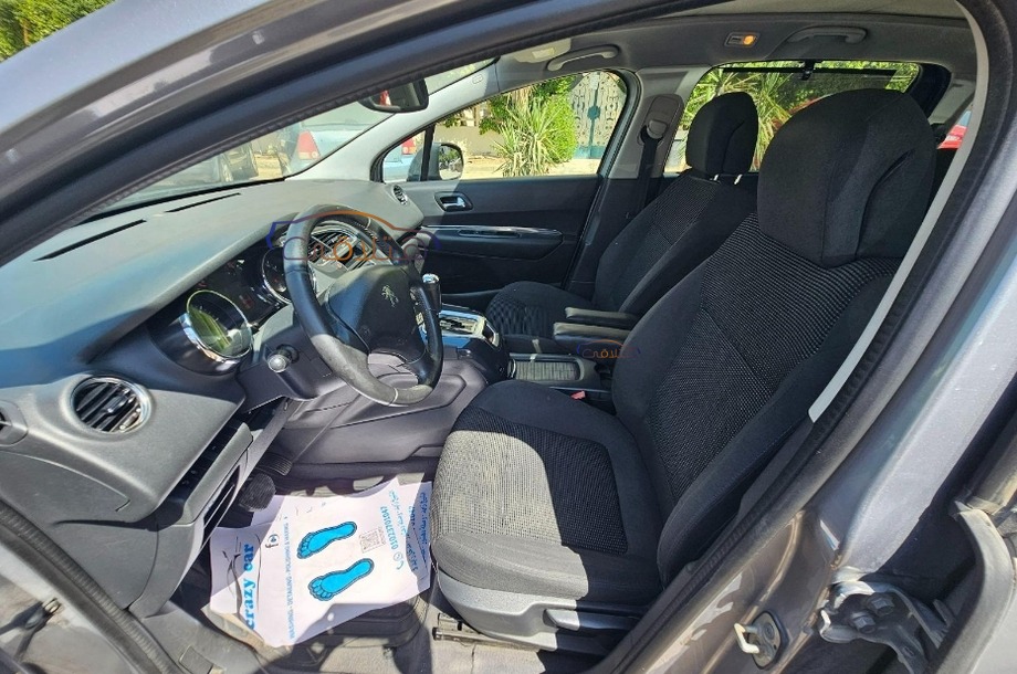 5008 Peugeot فضي