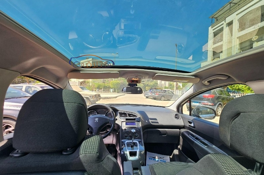 5008 Peugeot فضي