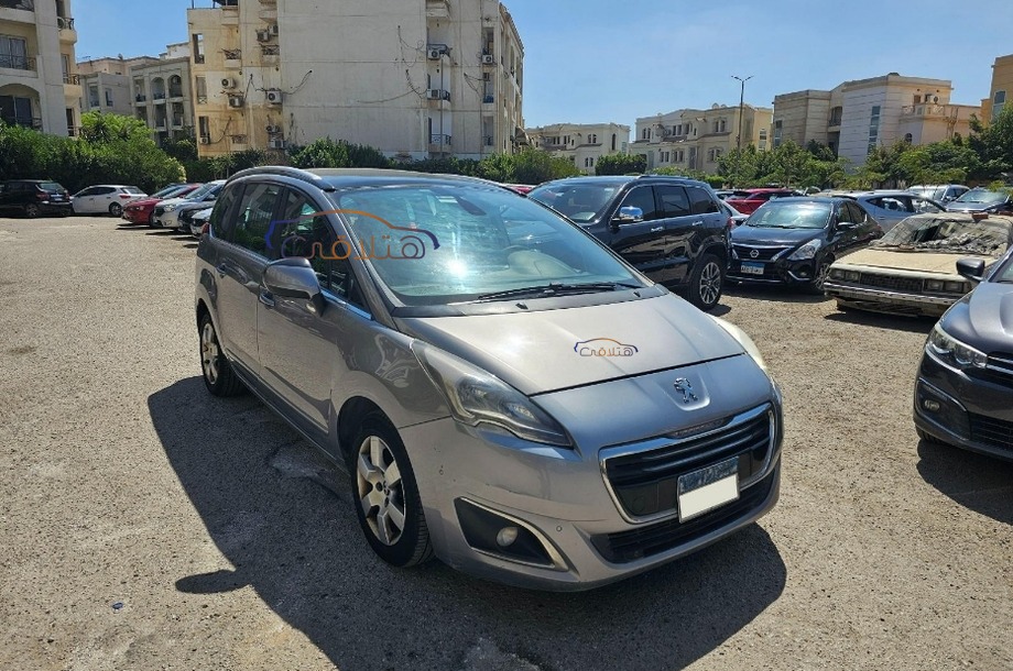 5008 Peugeot فضي