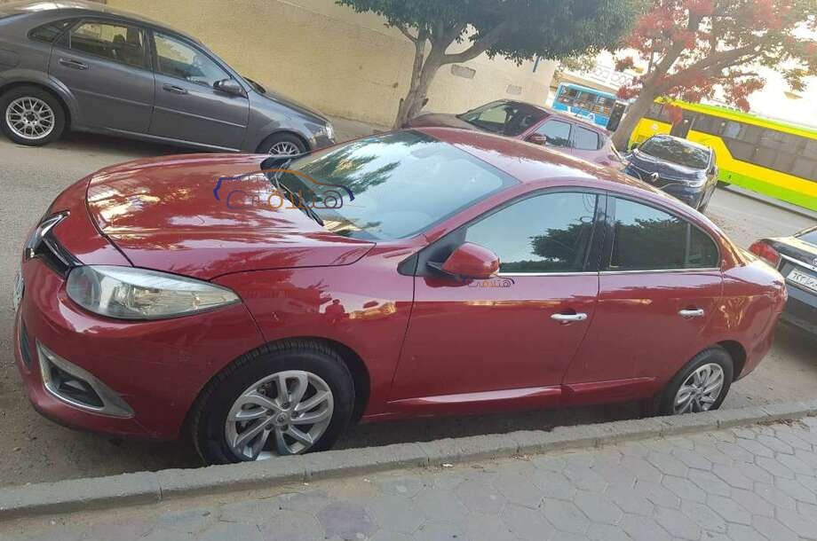Fluence Renault احمر