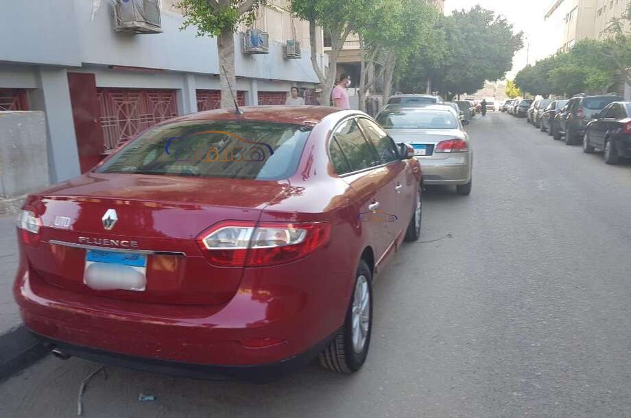 Fluence Renault احمر