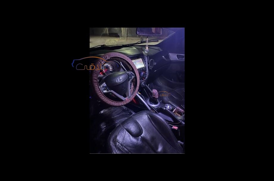 Veloster Hyundai احمر غامق