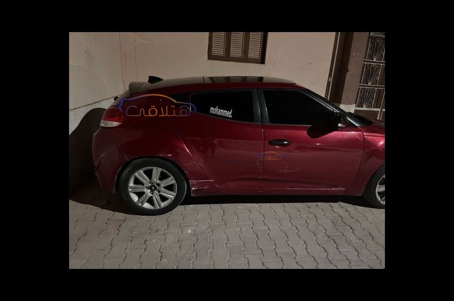 Veloster Hyundai احمر غامق