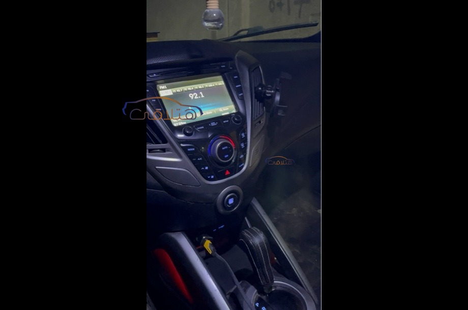 Veloster Hyundai احمر غامق