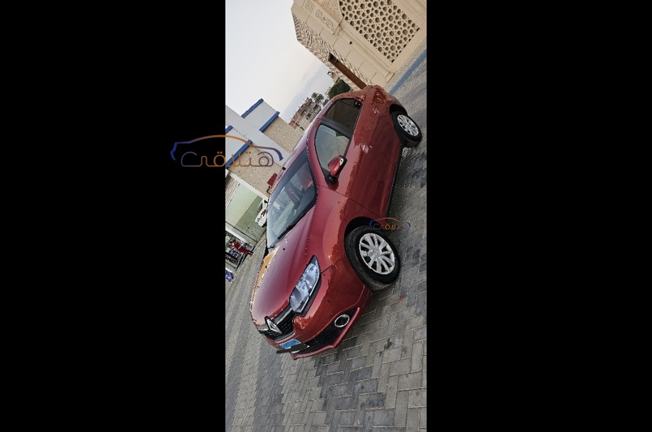 Logan Renault احمر