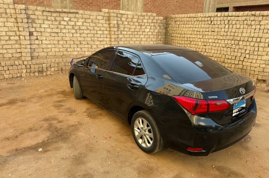 Corolla Toyota أسود