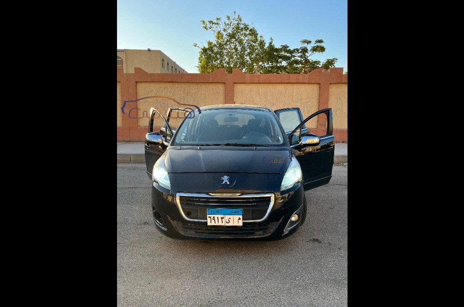 5008 Peugeot أسود