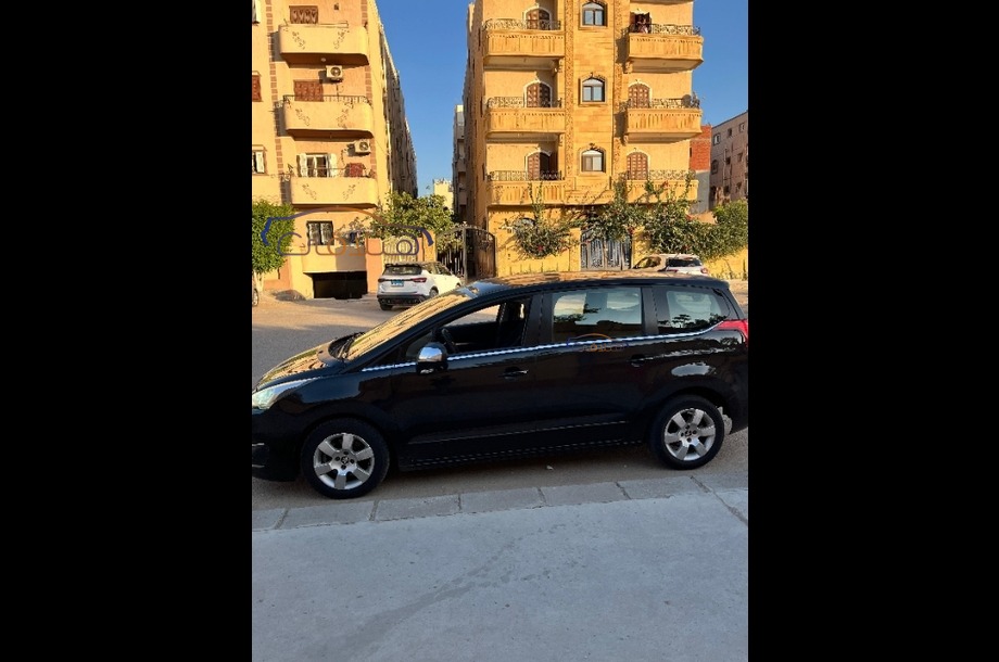 5008 Peugeot أسود