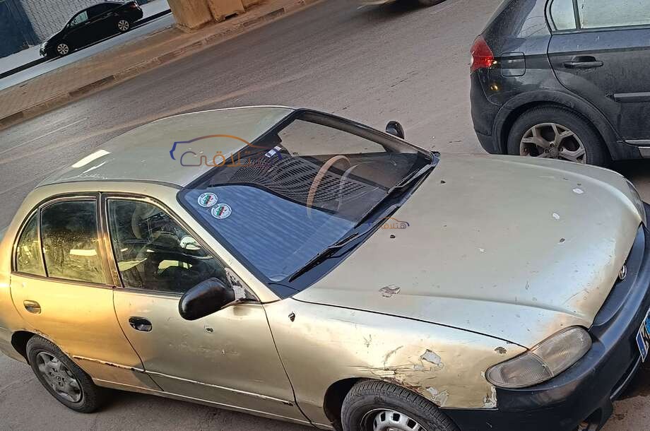 Accent Hyundai ذهبي