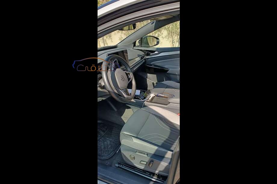 ID 4 Volkswagen الأزرق الداكن
