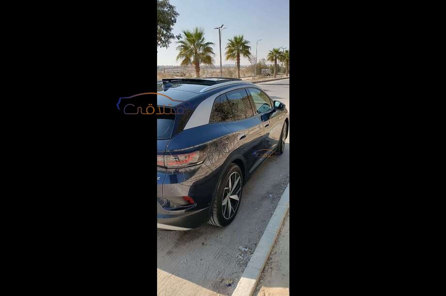 ID 4 Volkswagen الأزرق الداكن