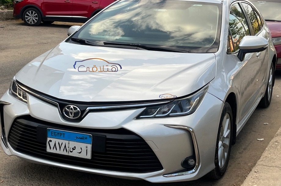 Corolla Toyota فضي