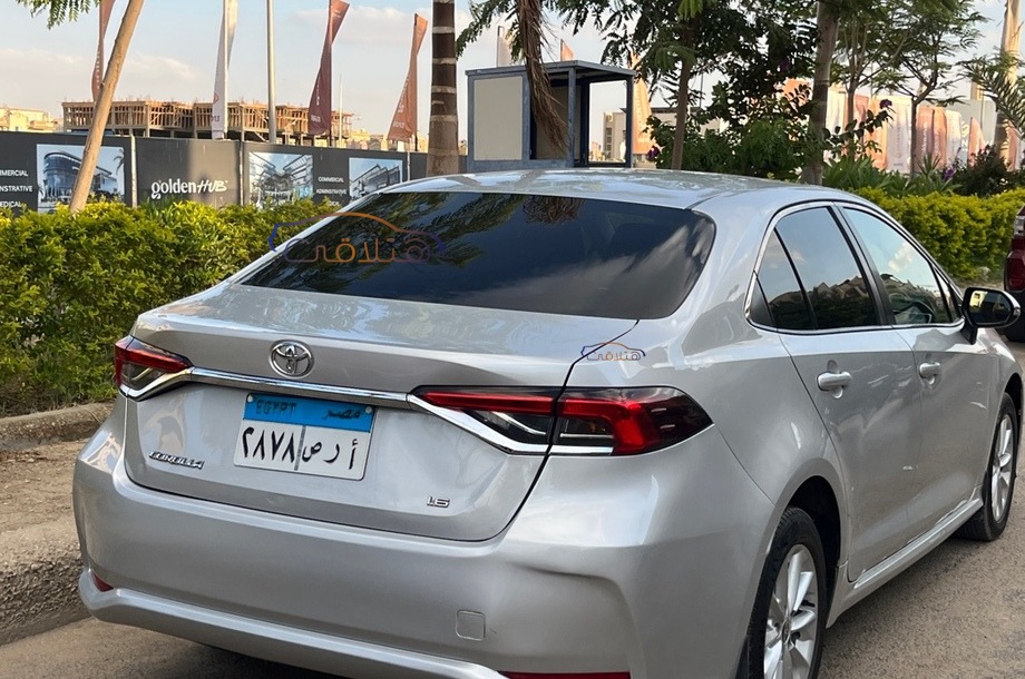 Corolla Toyota فضي