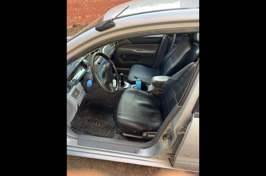 Lancer Mitsubishi فضي