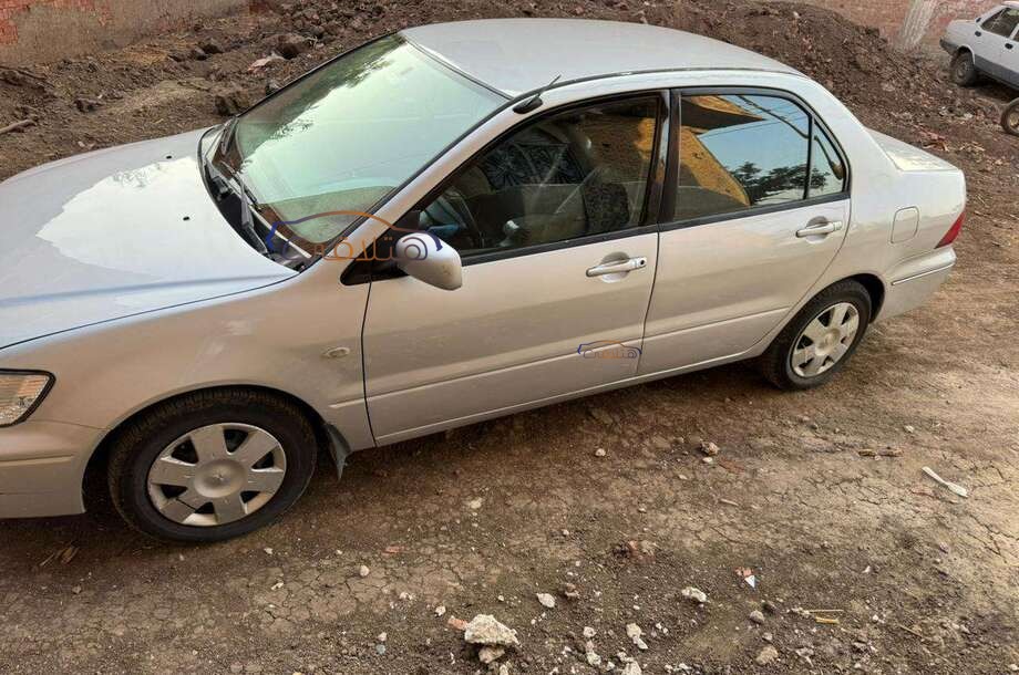 Lancer Mitsubishi فضي