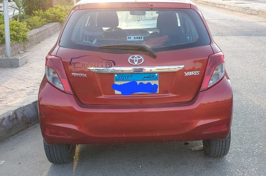 Yaris Toyota Dark red