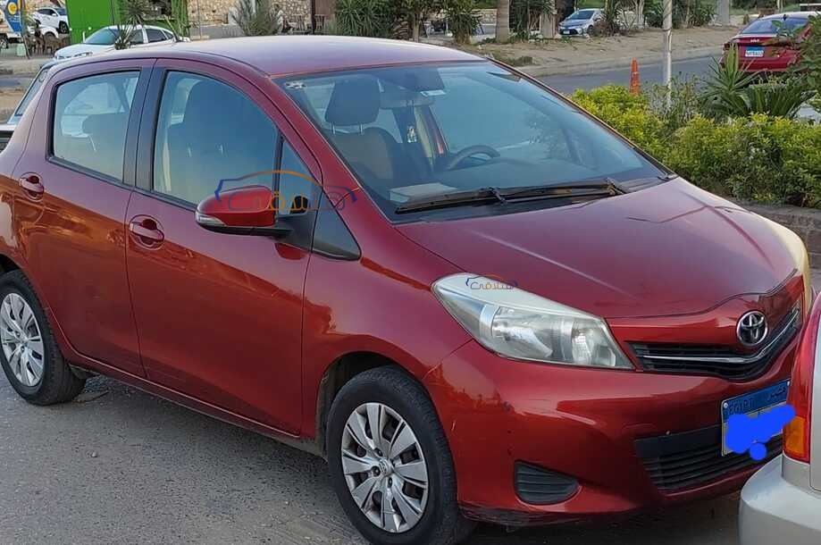Yaris Toyota Dark red