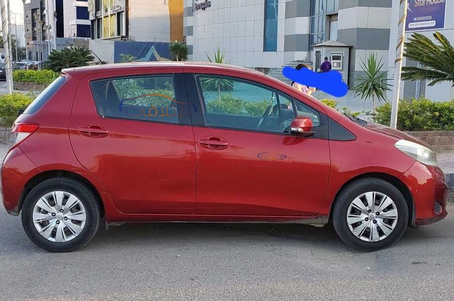 Yaris Toyota Dark red