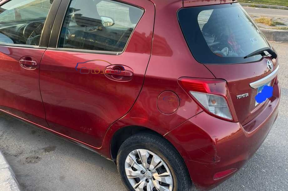 Yaris Toyota Dark red